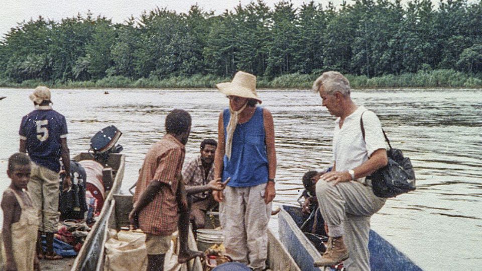 Gisela und Meinhard Schuster 1987/88 auf dem mittleren Sepik, Papua-Neuguinea: Wer reist, muss auch verhandeln (Fotograf nicht mehr ermittelbar, Museum der Kulturen Basel).