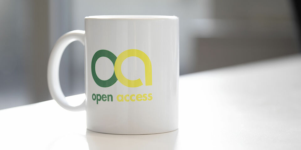 [Translate to English:] Tasse mit Open Access-Logo