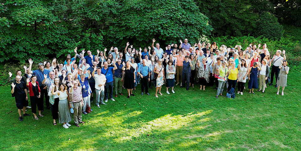 Die UB Mitarbeitenden im Garten des Kollegiengebäudes am Sommerfest 2022