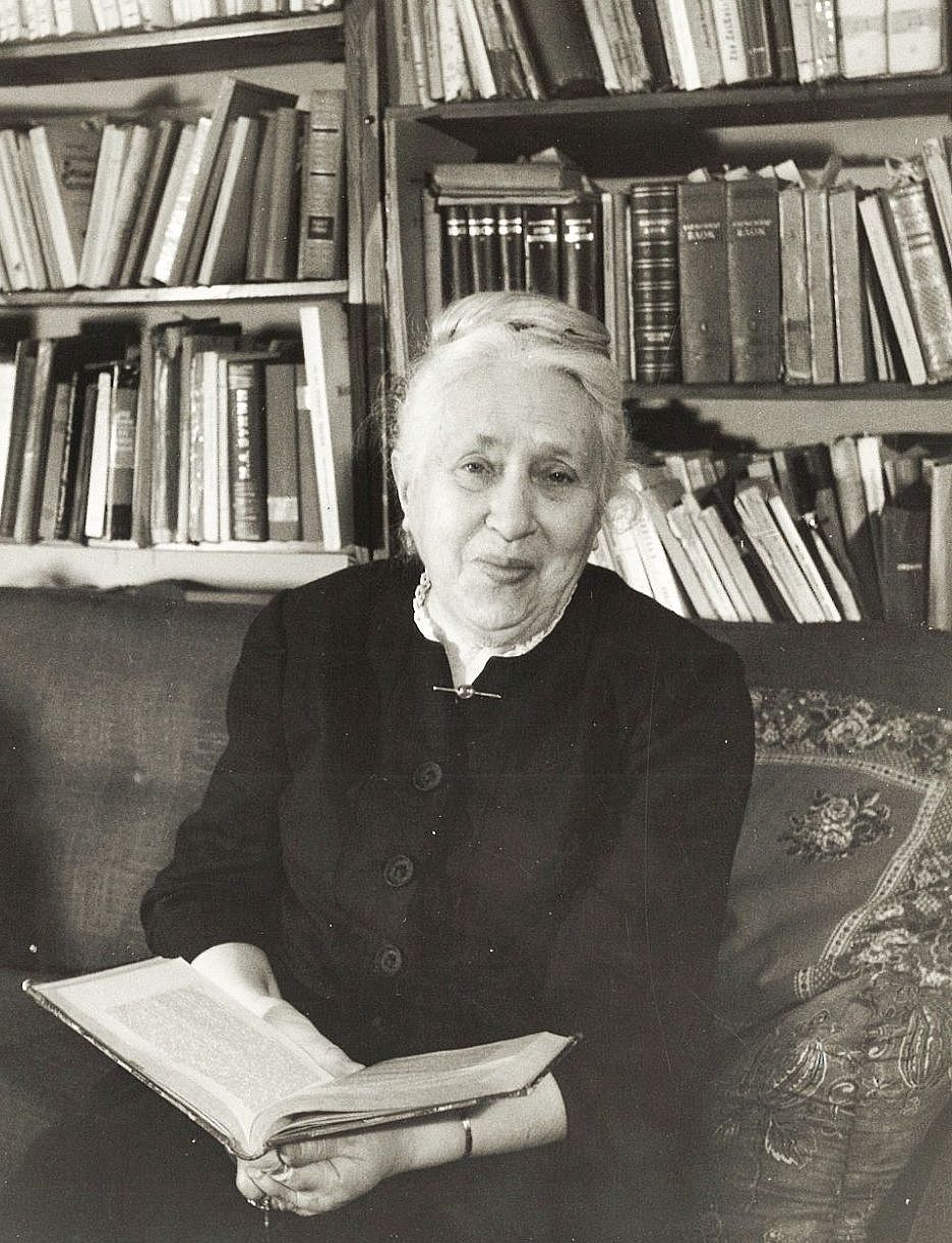 Elsa Mahler in ihrem Studierzimmer (ca. 1962) 