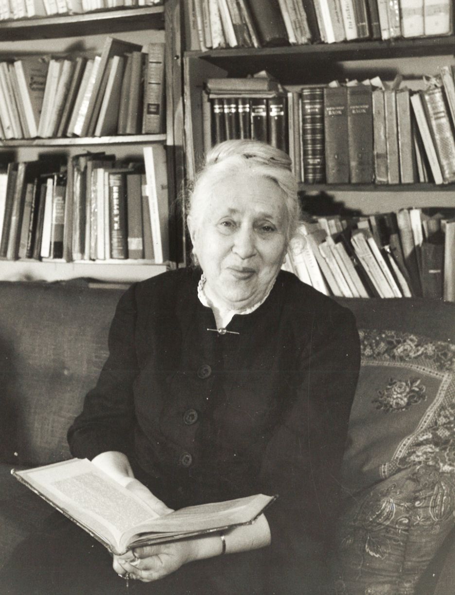Elsa Mahler in ihrem Studierzimmer (ca. 1962) 