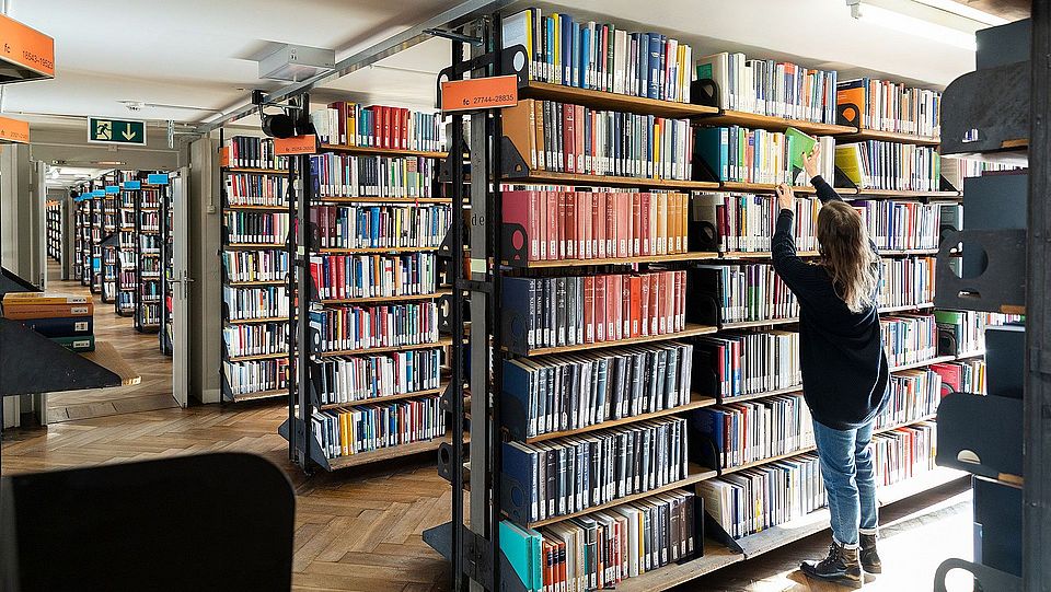 UB Freihand Bücherregal