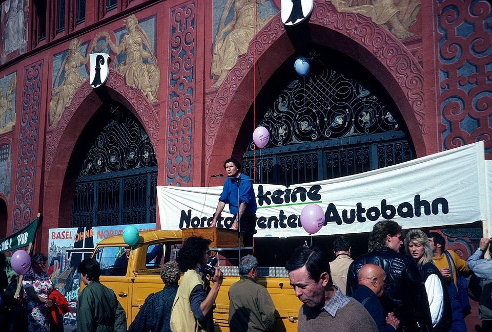 Lucius Burckhardt spricht an einer Kundgebung 1989 gegen den Bau der Basler Nordtangente.