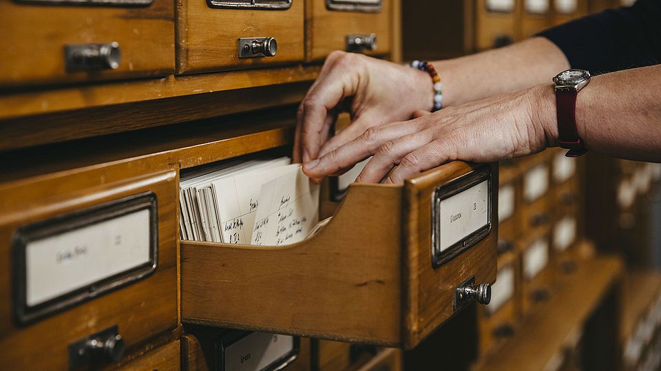 Bibliothekskataloge im Wandel der Zeit: Trotz Online-Katalogen hat der Zettelkatalog noch nicht ausgedient. 