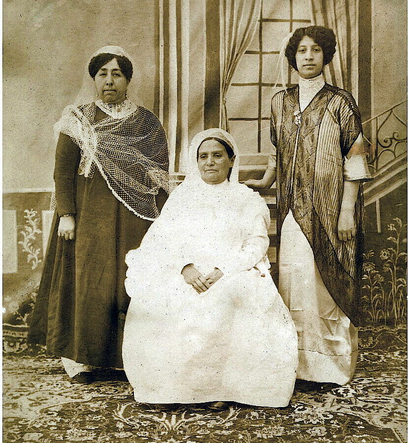 Einzigartige historische Bilddokumente aus dem Mittleren Osten: Frauen der afghanischen Königsfamilie in traditioneller Kleidung, um 1910.